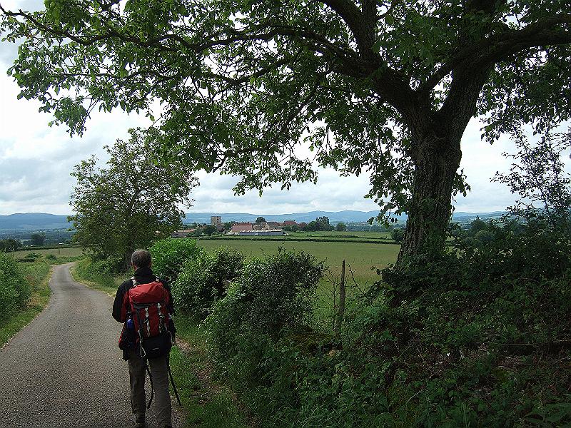 2010-05- (19).JPG - Wir steuern auf St-Hippolyte zu - Die Ruine der ehemaligen Kirche ist schon von Weitem zu sehen